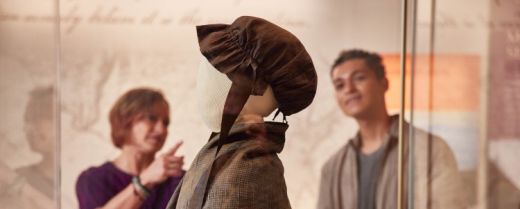 La cuffia e lo scialle appartenuti a santa Elizabeth Seton in mostra a Emmitsburg.