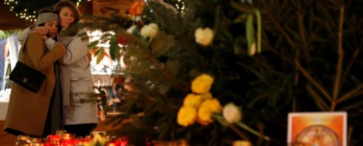 Berlino, giovani abbracciate nel luogo della strage di Natale