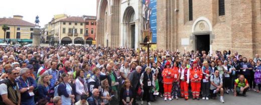foto di gruppo all'arrivo del Cammino di sant'Antonio sul piazzale della Basilica