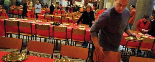 Volontari della Comunità di sant'Egidio preparano il pranzo di Natale con i poveri nella Basilica di Santa Maria in Trastevere (Roma).