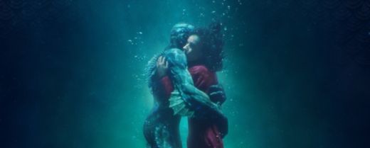 Sally Hawkins e Doug Jones interpretano Elisa Esposito e l’uomo anfibio in «La forma dell’acqua».