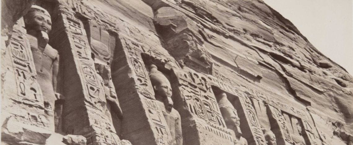 Antonio Beato, «Abu Simbel. Facciata del tempio di Nefertari (Piccolo Tempio) con le quattro statue di Ramses II e le due statue della moglie Nefertari», 1870-1888, stampa all’albumina, Fondazione Musei Civici di Venezia - Museo Fortuny.