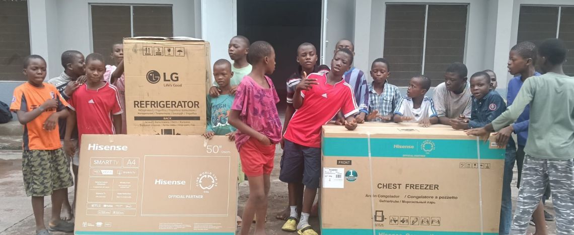 I bambini gioiscono all’arrivo di alcuni elettrodomestici comprati dai lettori per allestire la nuova casa dei guanelliani, destinata ai bambini di strada.