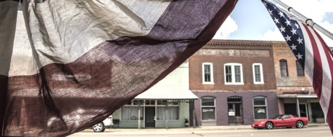 Flags (2020), particolare, dal progetto fotografico Far Fading West (foto di Luisa Menazzi Moretti).