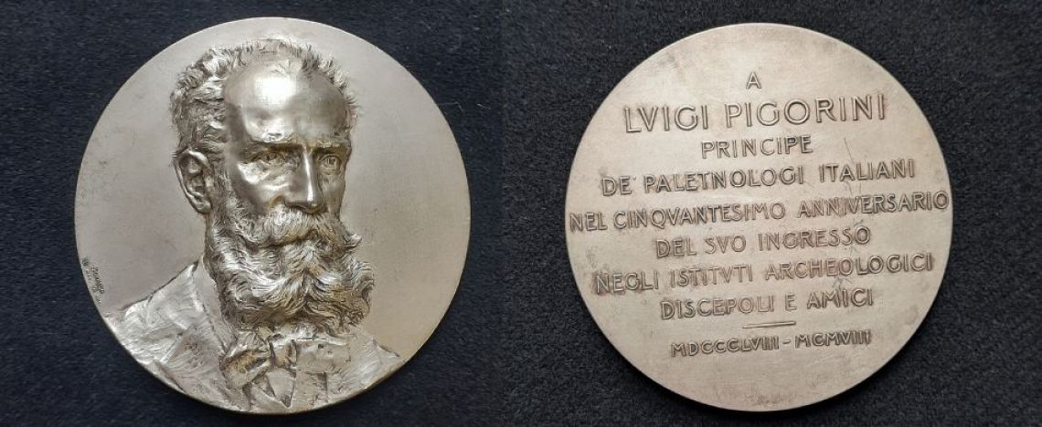 Fronte e retro di una medaglia d’argento conferita a Luigi Pigorini, a Parma, nel 1908.