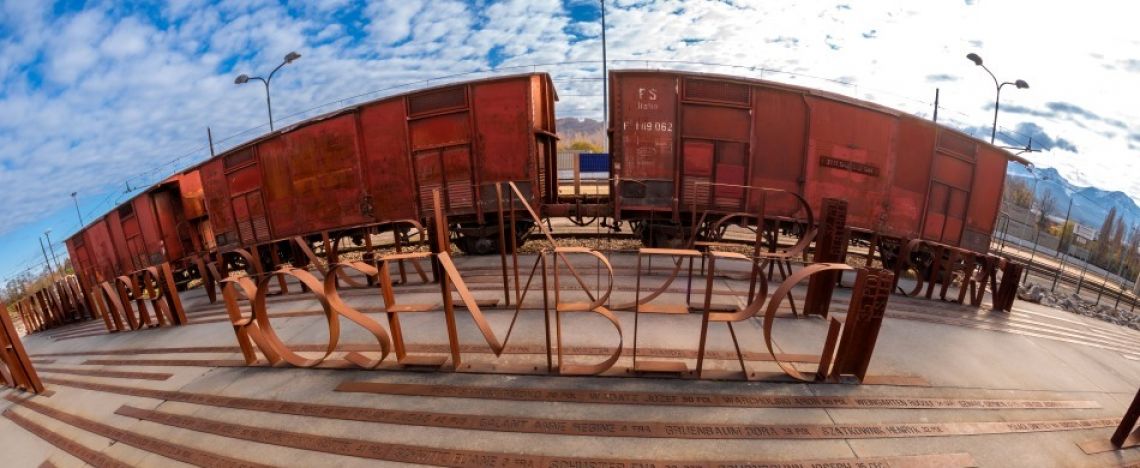 Il Memoriale della deportazione allestito davanti alla stazione di Borgo San Dalmazzo (Cuneo). 