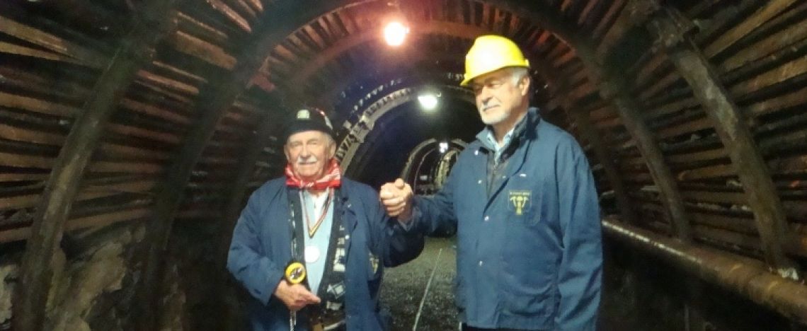 Michele Cicora, a destra, con un ex minatore nella miniera belga di Blegny, chiusa nel 1980 e, dal 2012, Patrimonio dell’Unesco.