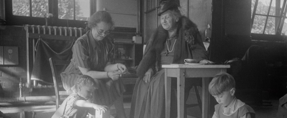 Maria Montessori con alcuni dei suoi piccoli allievi