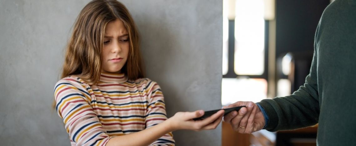 A scuola senza smartphone. E a casa?