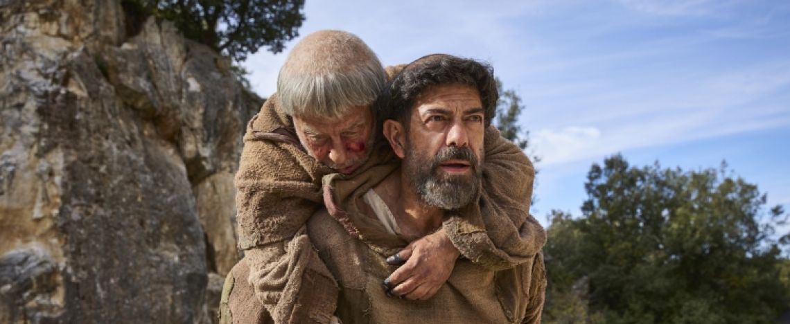 Fra Leopoldo da Casamacchia, interpretato da Pierfrancesco Favino, è il protagonista del film «Dio ride», del regista Giovanni Veronesi. Nella foto, fra Leopoldo porta sulle spalle il suo superiore (l’attore Paolo Rossi).