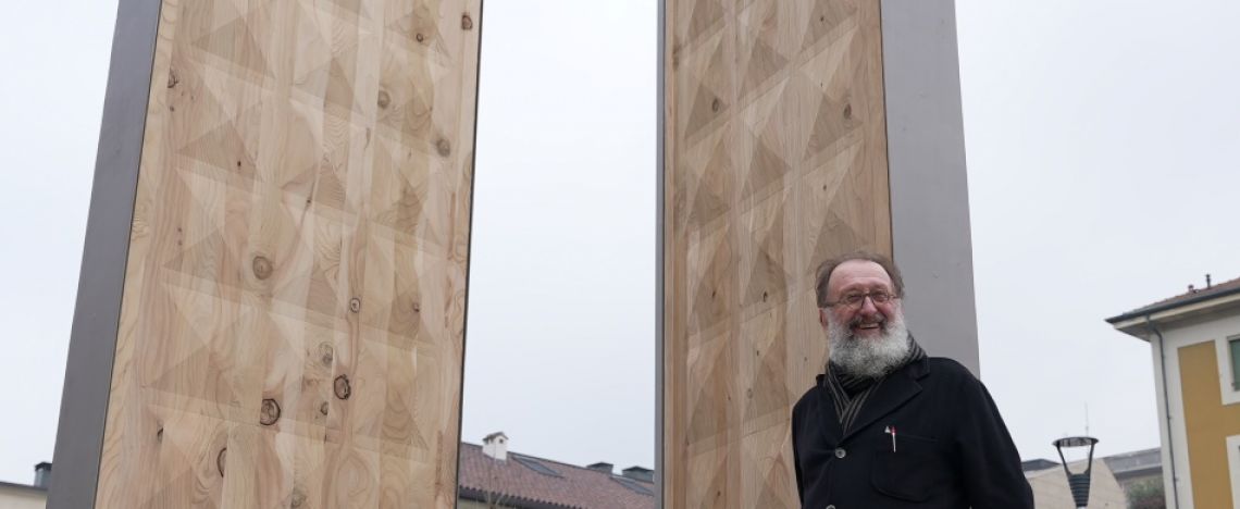 la presentazione della prima Porta della Speranza, fuori del carcere di San Vittore a Milano, con il suo ideatore, il designer Michele De Lucchi