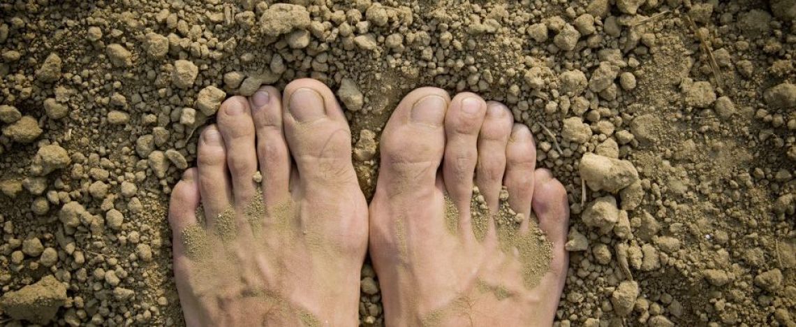 Coi piedi per terra
