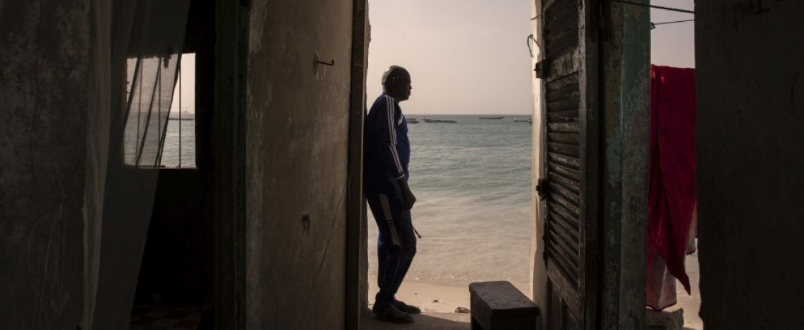 Djibrilwade, 56 anni, nella casa costruita da suo padre negli anni ’90 a Bargny,  in Senegal. Oggi, almeno due o tre volte all’anno, l’acqua del mare la allaga.