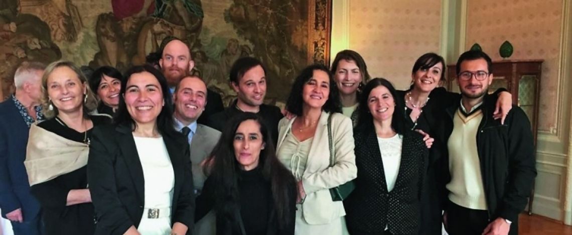 Ileana Salvador con i suoi colleghi di lavoro all’Ambasciata d’Italia.