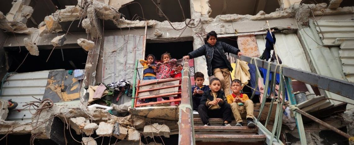 Khan Yunis, Gaza, 17 novembre 2024: bambini palestinesi giocano tra le macerie.