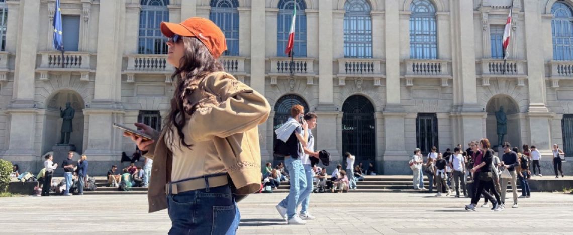 Studentessa cammina di fronte alla sede del Politecnico di Milano.