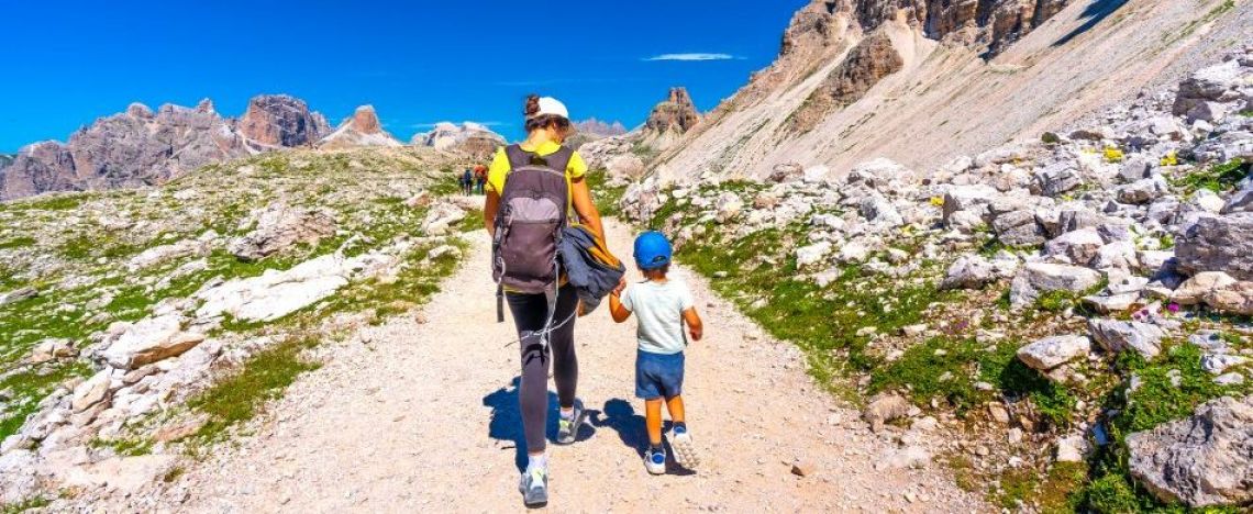 Mamma e bambino sulle Dolomiti.