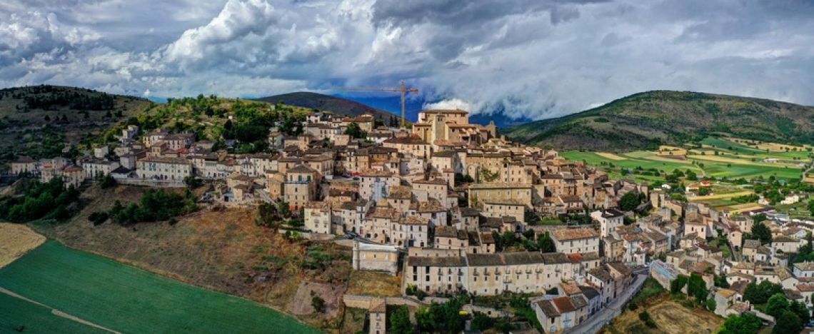 Borgo e territorio di Navelli (AQ), di cui Civitaretenga è una frazione.