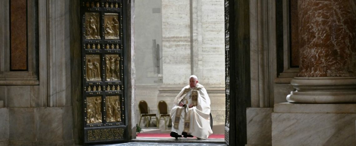 Papa Francesco apre la Porta Santa in San Pietro, 24 dicembre 2024