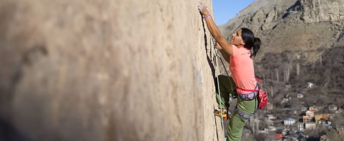 L’alpinista Nasim Eshqi mentre sta scalando la via Malek 8° del Pole Khab, in Iran.