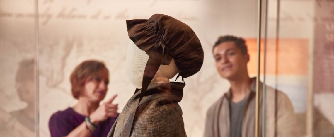 La cuffia e lo scialle appartenuti a santa Elizabeth Seton in mostra a Emmitsburg.