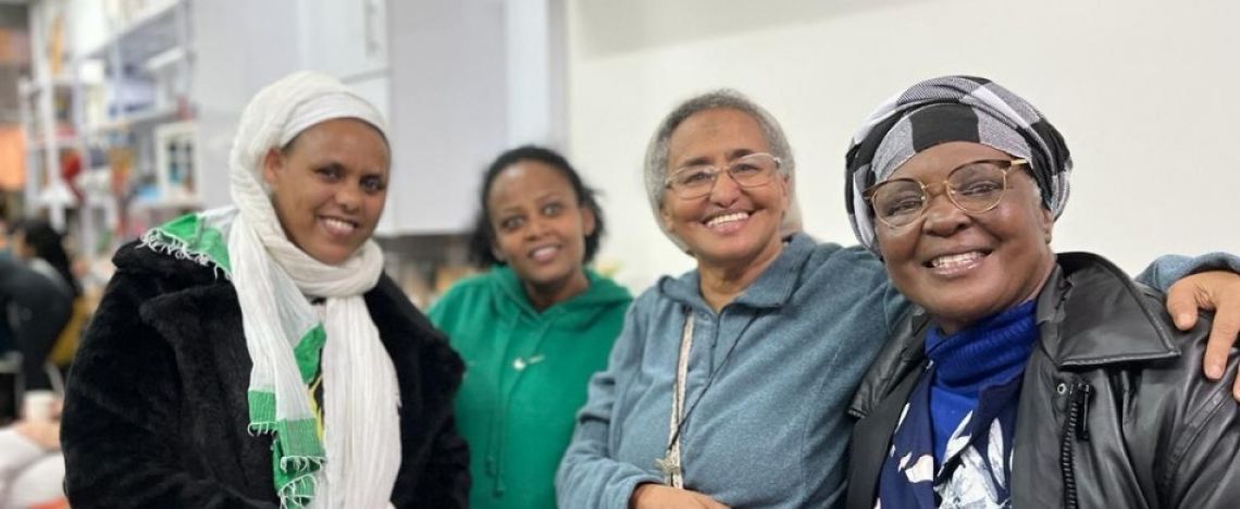 Suor Aziza in mezzo alla «sua» gente.