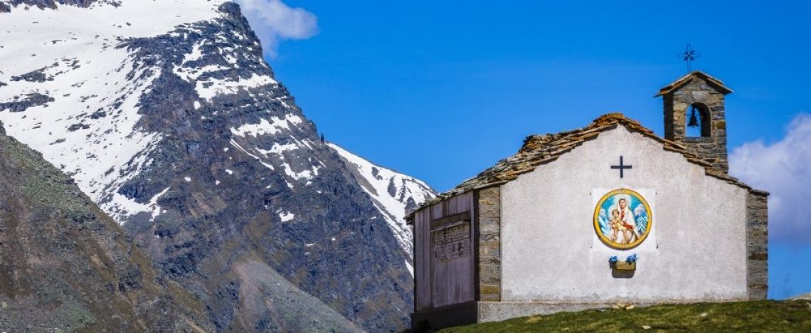 Una tipica cappellina nella montagna valdostana. 