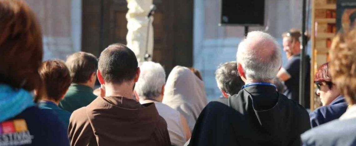 Come testimoniare la mia fede ad altri giovani?