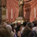 La Statua del Santo all'ingresso della Basilica padovana accoglie i fedeli. - © Stefano Dal Pozzolo