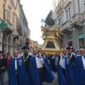La Pia Unione Macellai «Militi dell'Immacolata» ha l’onore di portare a spalla la reliquia del mento del Santo.  - @MarcoSevarin/ArchivioMsa