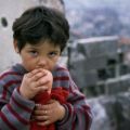 La piccola Benazir tra le macerie della sua casa a Sarajevo nel 1996. - Mario Boccia