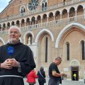 Fra Giancarlo Zamengo, direttore generale del «Messaggero di sant’Antonio», sul sagrato della Ba
