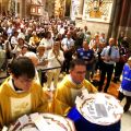 I frati del Santo portano alla Tomba di Antonio le ceste con le preghiere dei devoti e degli abbonati al «Messaggero di sant’Antonio». - © Nicola Bianchi
