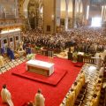 Una panoramica dell'altare maggiore durante la Santa Messa delle 17. - © Nicola Bianchi