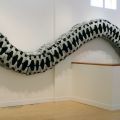 Snake Bag (Borsa serpente), 2008, 360 zaini, cm 40 x 70 x 1700. - Courtesy of Ai Weiwei Studio.