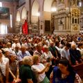 Fin dalle prime ore del mattino i fedeli accorrono in Basilica per celebrare sant'Antonio. - © Nico