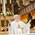 Fra Giancarlo Zamengo presiede la messa delle 10 per gli abbonati al «Messaggero di sant’Antonio». A concelebrare: fra Massimiliano Patassini (a sinistra) e fra Daniel Fecheta. - © Nicola Bianchi