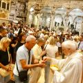 I fedeli ricevono l'Eucaristia durante la Santa Messa delle 10 per gli Associati al «Messaggero di sant’Antonio». - © Nicola Bianchi
