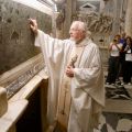 Fra Giancarlo Zamengo, direttore generale del «Messaggero di sant’Antonio», prega alla Tomba del Santo. - © Nicola Bianchi