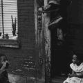 Bambini che giocano tra Colwell Street e Pride Street, Hill District / Children playing at Colwell and Pride Streets, Hill District, 1955-1957. Stampa ai sali d’argento / gelatin silver print. 34.61 x 23.18 cm. Gift of the Carnegie Library of Pittsburgh - © W. Eugene Smith / Magnum Photos