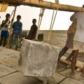 Bogra, manovali trasportano blocchi di pietra sotto il sole cocente. - @Giovanni Mereghetti