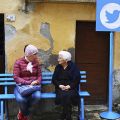 Biancoshock, Web 0.0. - Per l'artista milanese i social media sono sempre esistiti. Due donne «cinguettano», davanti a casa, con Twitter. Installazione a Civitacampomarano (CB). www.biancoshock.com