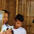 La preghiera. Fra Giancarlo Zamengo recita una preghiera con una famiglia del villaggio di Las Palmitas. - FABIO SCARSATO