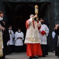 Il patriarca di Venezia mons. Francesco Moraglia esce dalla Basilica della Salute con la reliquia di