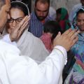 Don Iqbal benedice i fedeli e li commiata - Suleman Nazir