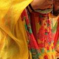 Una donna col tipico abito variopinto prega il rosario - Suleman Nazir