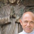 Primo piano di padre Sebastian oggi, ritratto vicino a una statua bronzea di Madre Teresa nel giardino del convento.  - AFriso
