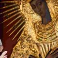 22 settembre, Vilnius. Papa Francesco parla davanti all’icona di Maria Madre Misericordiosa nel Santuario della Divina Misericordia, durante il viaggio apostolico in Lituania. - JANEK SKARZYNSKI/AFP/Getty Images