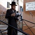 Venezia. Un turista ebreo sul ponte che collega il Ghetto Vecchio al Campo del Ghetto Nuovo. - Alessandro Bianchi/Reuters