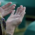 Le mani di una donna in preghiera nell’area memoriale di Potocari, a Srebrenica. - Mario Boccia
